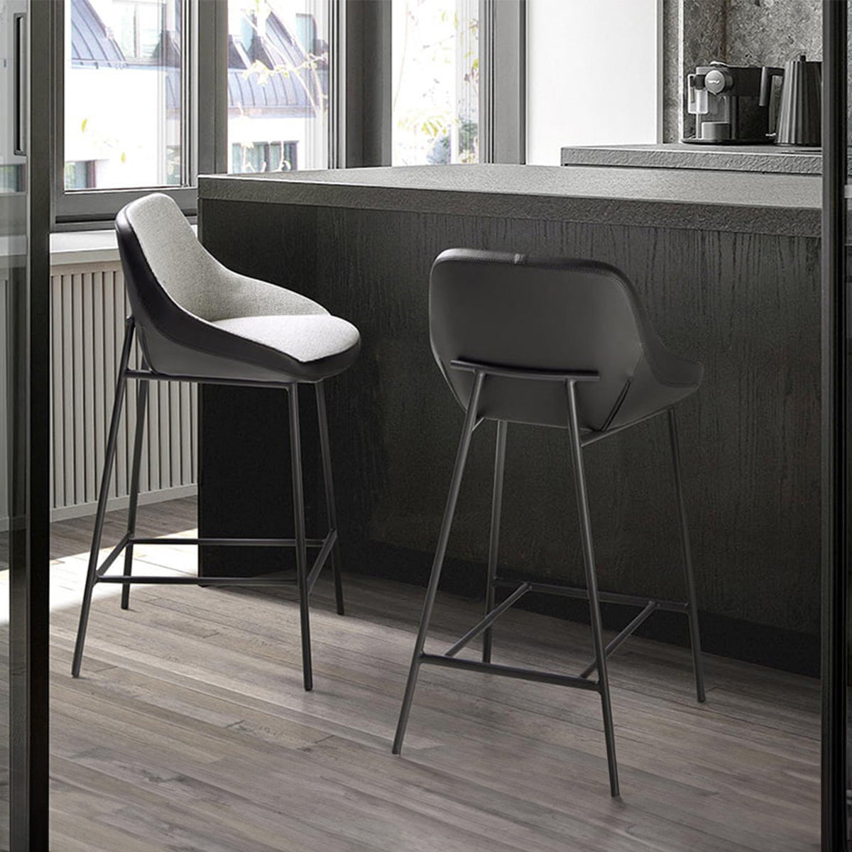 Scopri lo Sgabello Mary: design moderno, rivestimento tessuto/ecopelle, gambe in acciaio. Misure 51x50x90 cm. Acquista ora per un tocco di stile in cucina.