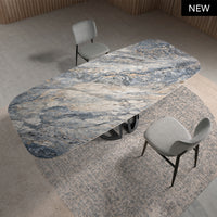 Scopri il Tavolo Ade: design moderno e resistente, piano in marmo porcellanato blu, gambe in acciaio nero. Eleganza e comfort per 10 commensali. Acquistalo ora!