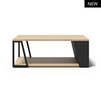 Tavolino Albi con finitura in legno chiaro e struttura in metallo nero. Perfetto per un ambiente moderno e accogliente con spazio per riporre oggetti.