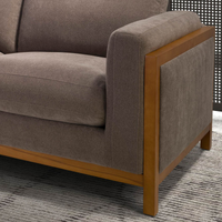 Divano Daniel a 2 posti, design moderno, tessuto marrone, struttura in legno pino. Solidità e stile per il tuo salotto. Dimensioni: 192x92x88cm. Compra online.