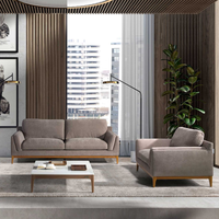 Divano Aaron a 2 posti, design moderno, tessuto marrone, gambe legno di pino. Solidità e stile per il tuo salotto. Dimensioni: 195x103x90cm. Compra online.