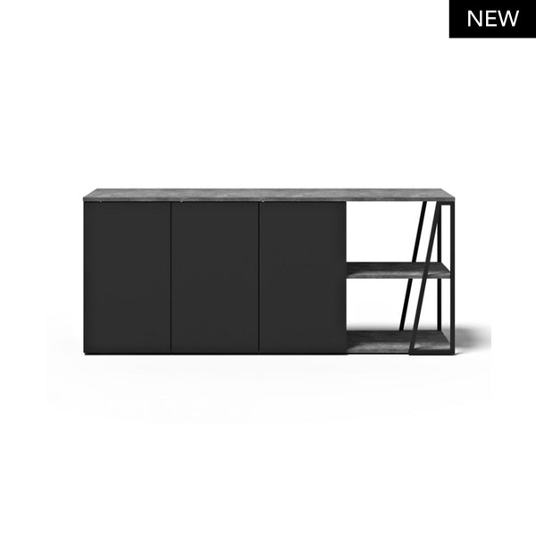 Credenza Albi: credenza in metallo trapezoidale, spazi aperti e chiusi, per arredamento sofisticato o rilassato. Misure: 190x45x81 cm.
