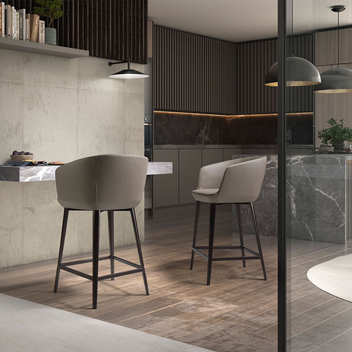 Scopri lo sgabello Gaia, con seduta ecopelle grigia e gambe inox marrone. Unisce comfort e design moderno per cucina e sala. Misure: 56x53x91 cm.