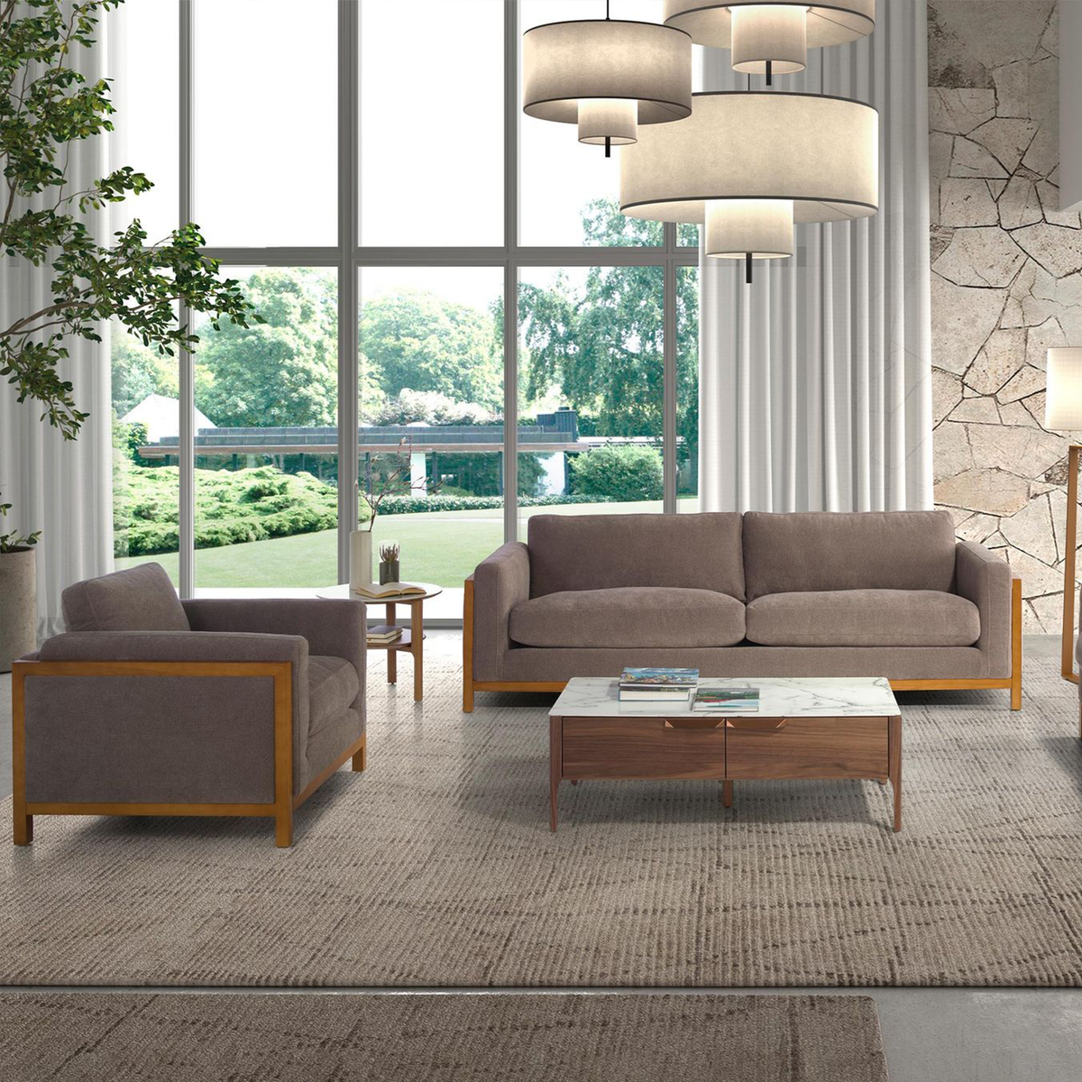 Poltrona Daniel con seduta tessuto marrone e struttura in legno chiaro. Perfetta per arredare salotti moderni con comfort e stile.