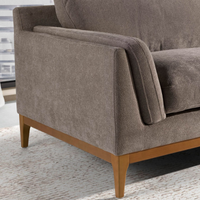 Divano Aaron a 3 posti, design moderno, tessuto marrone, gambe legno color miele. Solidità e stile per il tuo salotto. Dimensioni: 240x103x90cm. Compra online.