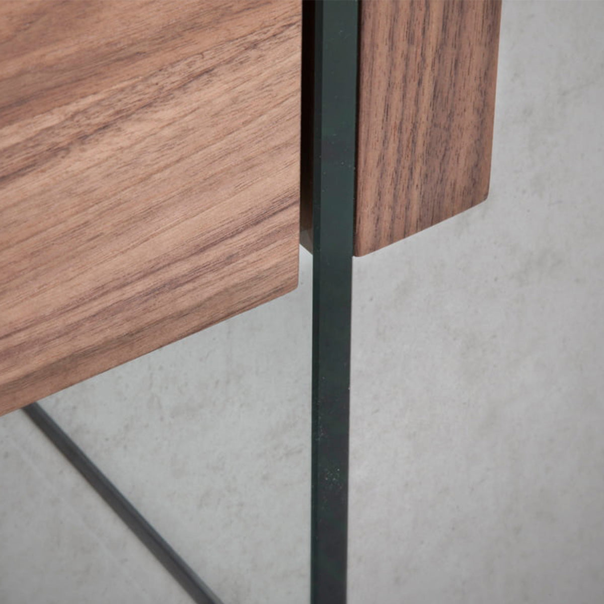 Comodino Mantova, design moderno in legno e vetro temperato. Perfetto per camere da letto minimal. Misure: L58xP39xH43 cm. Comodo vano contenitore.