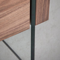 Comodino Mantova, design moderno in legno e vetro temperato. Perfetto per camere da letto minimal. Misure: L58xP39xH43 cm. Comodo vano contenitore.