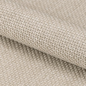 Dettaglio del tessuto beige della Sedia Bella, trama raffinata e resistente per un look elegante e moderno.
