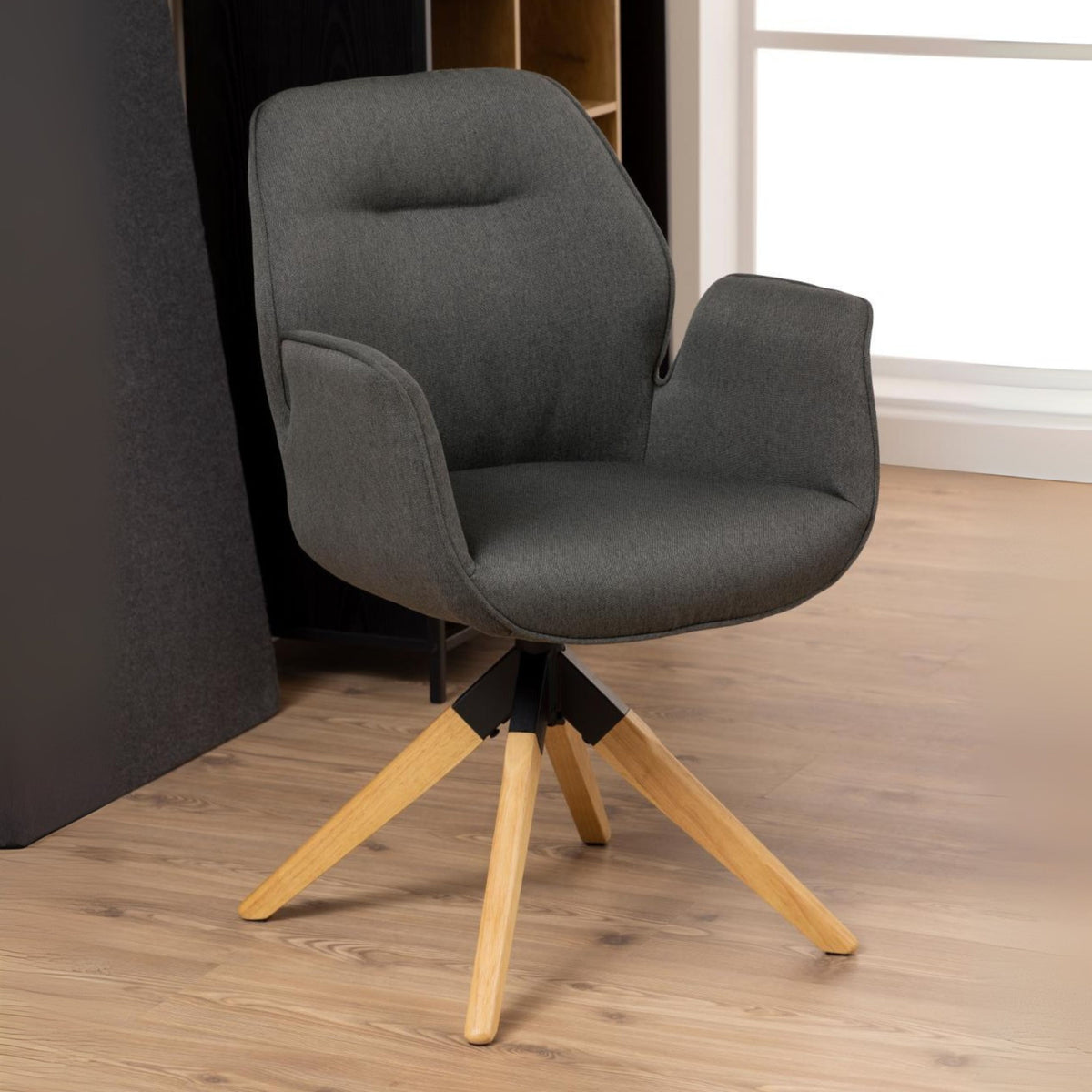 Sedia con braccioli Ann con gambe in legno