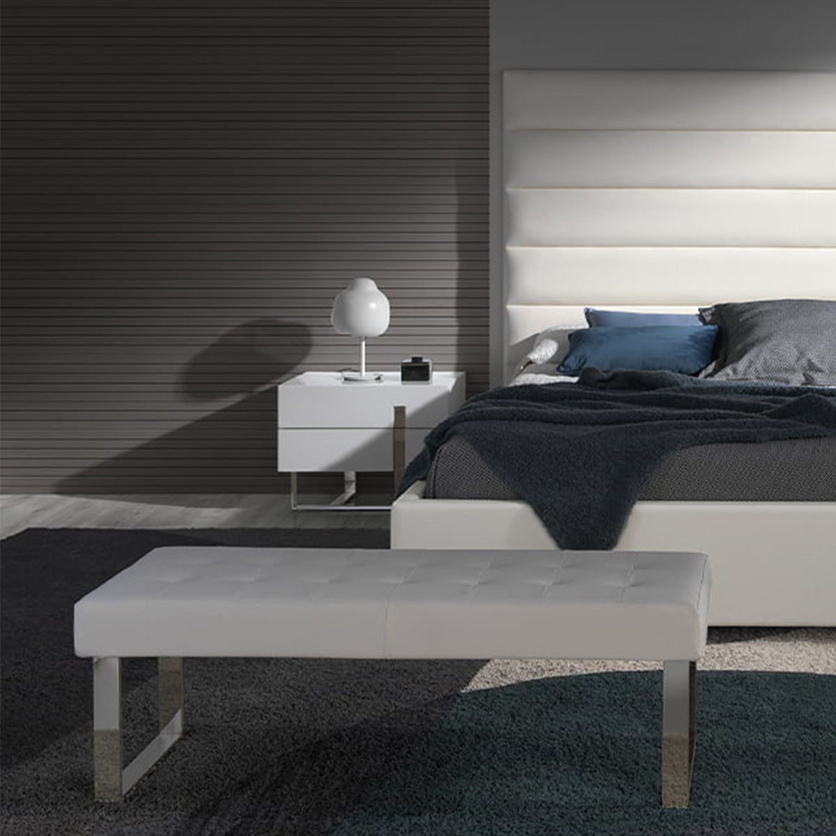 Scopri Comodino Nara: moderno, in DM laccato bianco lucido con gambe in acciaio inox. Perfetto in camera da letto. Misure: 60x42x45 cm, montato.