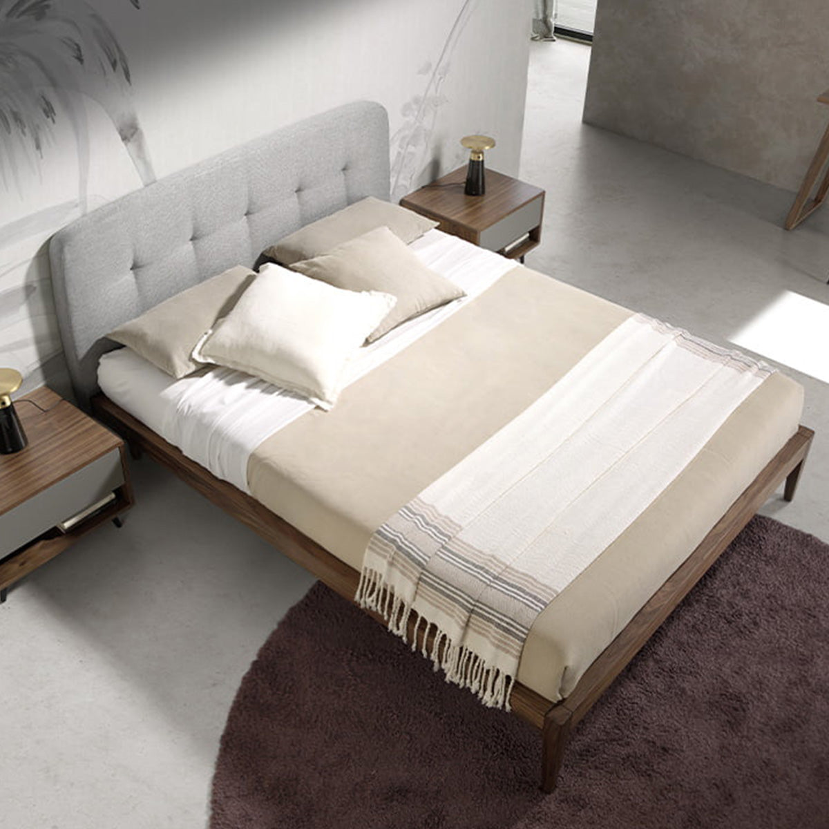 Vista dall'alto del Letto Luxor con testiera capitonné grigia, struttura in legno noce e biancheria beige.