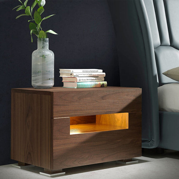 Comodino Nancy in legno impiallacciato noce con led, due cassetti e sistema chiusura rallentata. Misure 58x38x41 cm. Design moderno ideale per ogni camera.