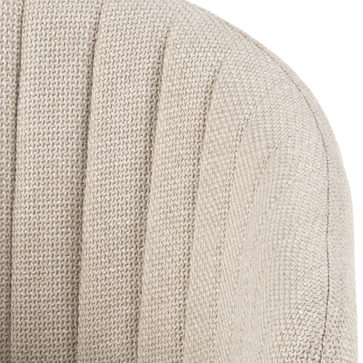Dettaglio del tessuto beige della sedia Brooke, con texture elegante e cuciture verticali per un look sofisticato.