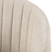 Dettaglio del tessuto beige della sedia Brooke, con texture elegante e cuciture verticali per un look sofisticato.