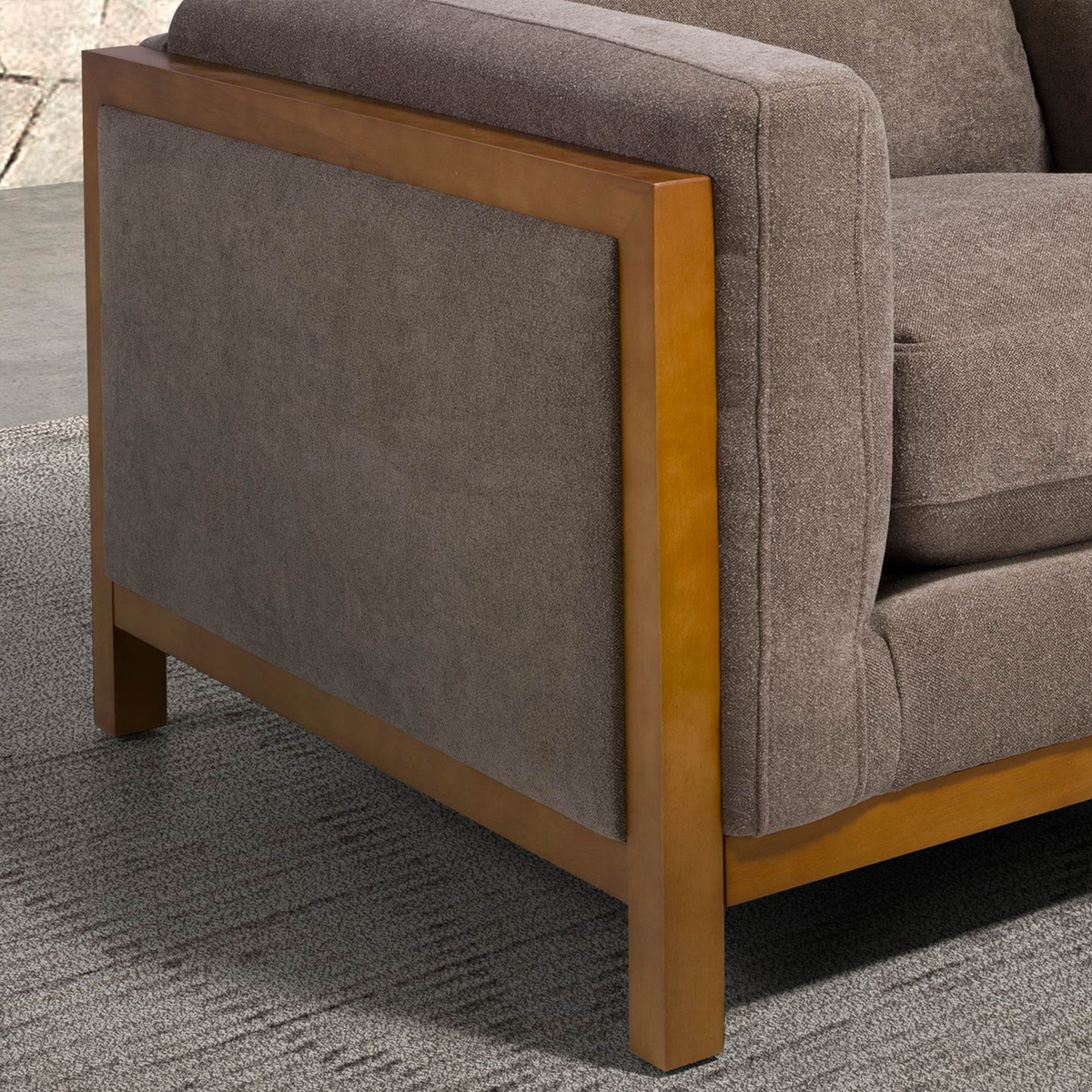 Poltrona Daniel con seduta tessuto marrone e struttura in legno chiaro. Perfetta per arredare salotti moderni con comfort e stile.