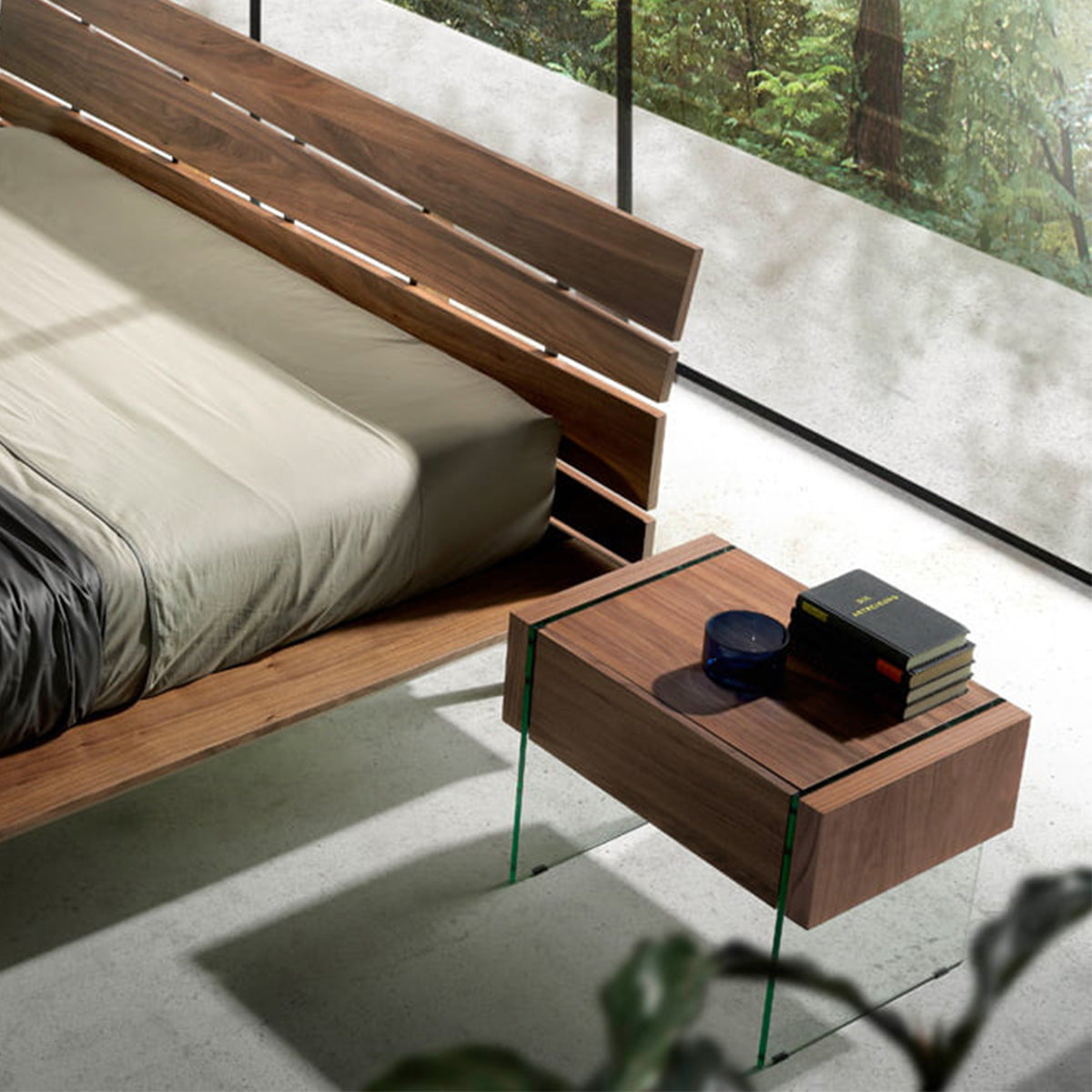 Comodino Mantova, design moderno in legno e vetro temperato. Perfetto per camere da letto minimal. Misure: L58xP39xH43 cm. Comodo vano contenitore.