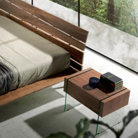 Comodino Mantova, design moderno in legno e vetro temperato. Perfetto per camere da letto minimal. Misure: L58xP39xH43 cm. Comodo vano contenitore.
