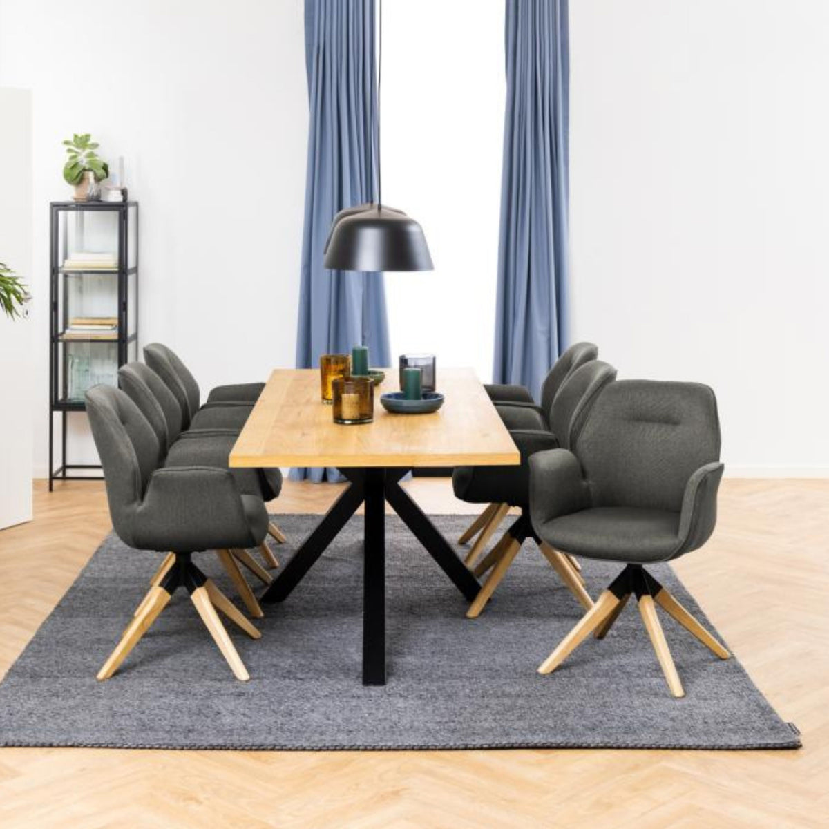 Sedia con braccioli Ann con gambe in legno