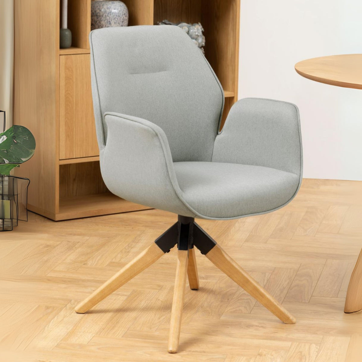 Sedia con braccioli Ann con gambe in legno