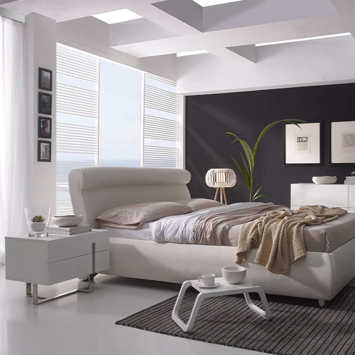 Scopri Comodino Nara: moderno, in DM laccato bianco lucido con gambe in acciaio inox. Perfetto in camera da letto. Misure: 60x42x45 cm, montato.