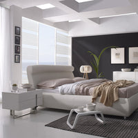 Scopri Comodino Nara: moderno, in DM laccato bianco lucido con gambe in acciaio inox. Perfetto in camera da letto. Misure: 60x42x45 cm, montato.