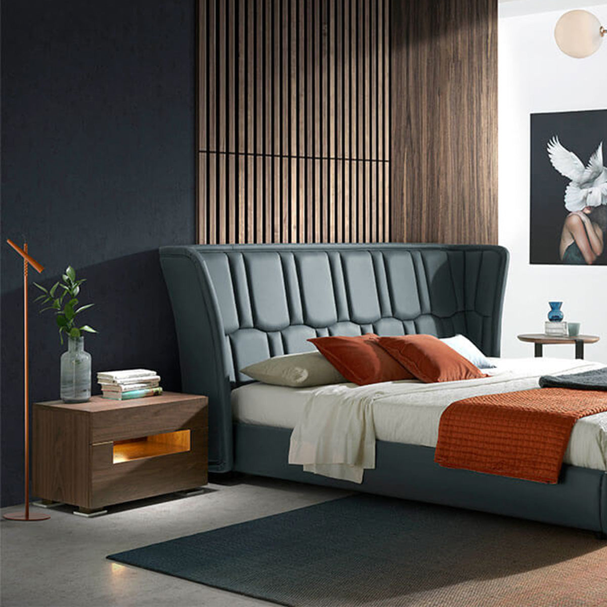 Comodino Nancy in legno impiallacciato noce con led, due cassetti e sistema chiusura rallentata. Misure 58x38x41 cm. Design moderno ideale per ogni camera.