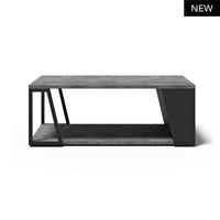 Tavolino Albi con piano effetto cemento e struttura in metallo nero. Design geometrico e pratico per un tocco contemporaneo nel soggiorno.