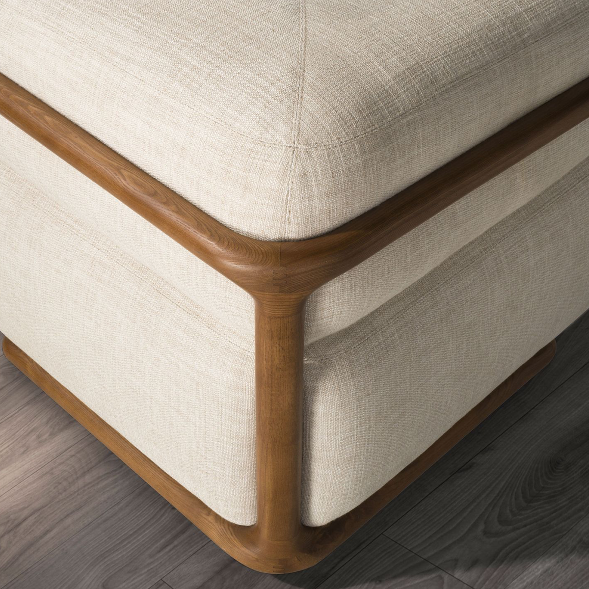 Dettaglio del Divano Gustav in tessuto beige con struttura in legno curvato. Design moderno e raffinato per salotti eleganti.