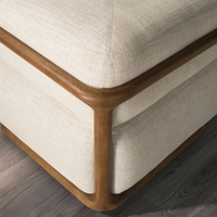 Dettaglio del Divano Gustav in tessuto beige con struttura in legno curvato. Design moderno e raffinato per salotti eleganti.
