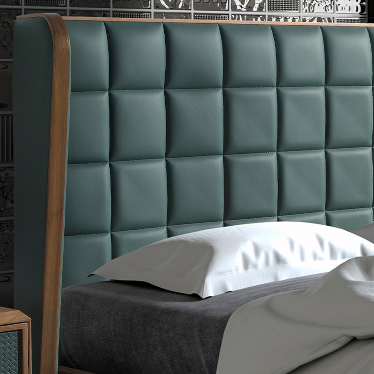 Dettaglio della testata del Letto Madrid in ecopelle verde scuro trapuntata, design raffinato per una camera da letto elegante.