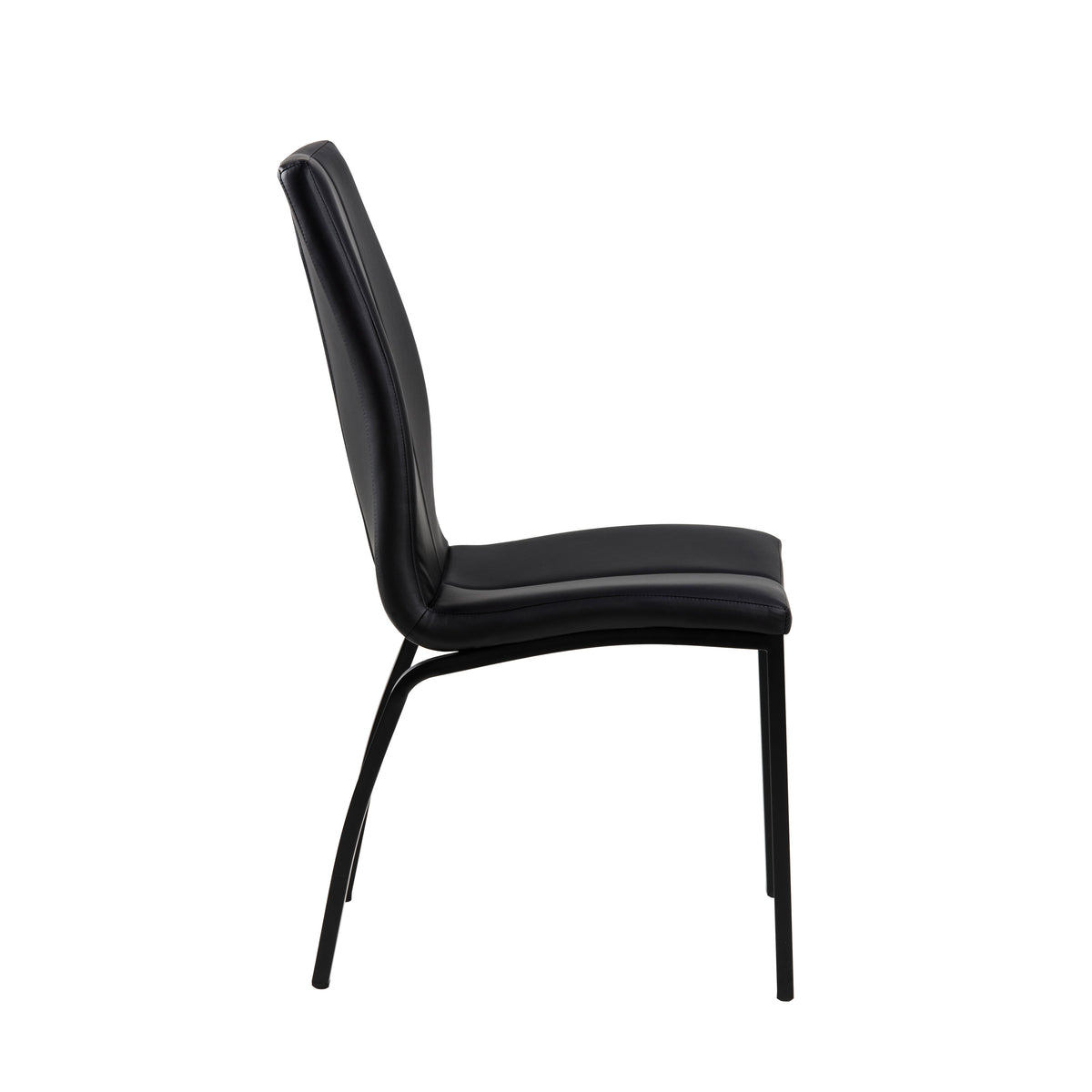 Vista laterale della sedia Arosa con struttura in metallo nero opaco e seduta in ecopelle nera, design ergonomico e contemporaneo.