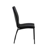 Vista laterale della sedia Arosa con struttura in metallo nero opaco e seduta in ecopelle nera, design ergonomico e contemporaneo.