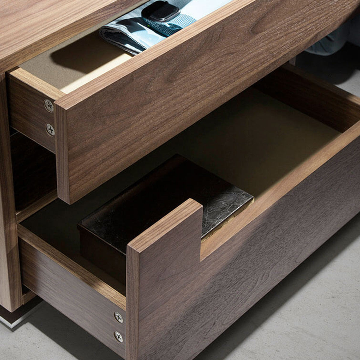 Comodino Nancy in legno impiallacciato noce con led, due cassetti e sistema chiusura rallentata. Misure 58x38x41 cm. Design moderno ideale per ogni camera.