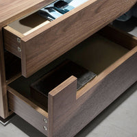 Comodino Nancy in legno impiallacciato noce con led, due cassetti e sistema chiusura rallentata. Misure 58x38x41 cm. Design moderno ideale per ogni camera.