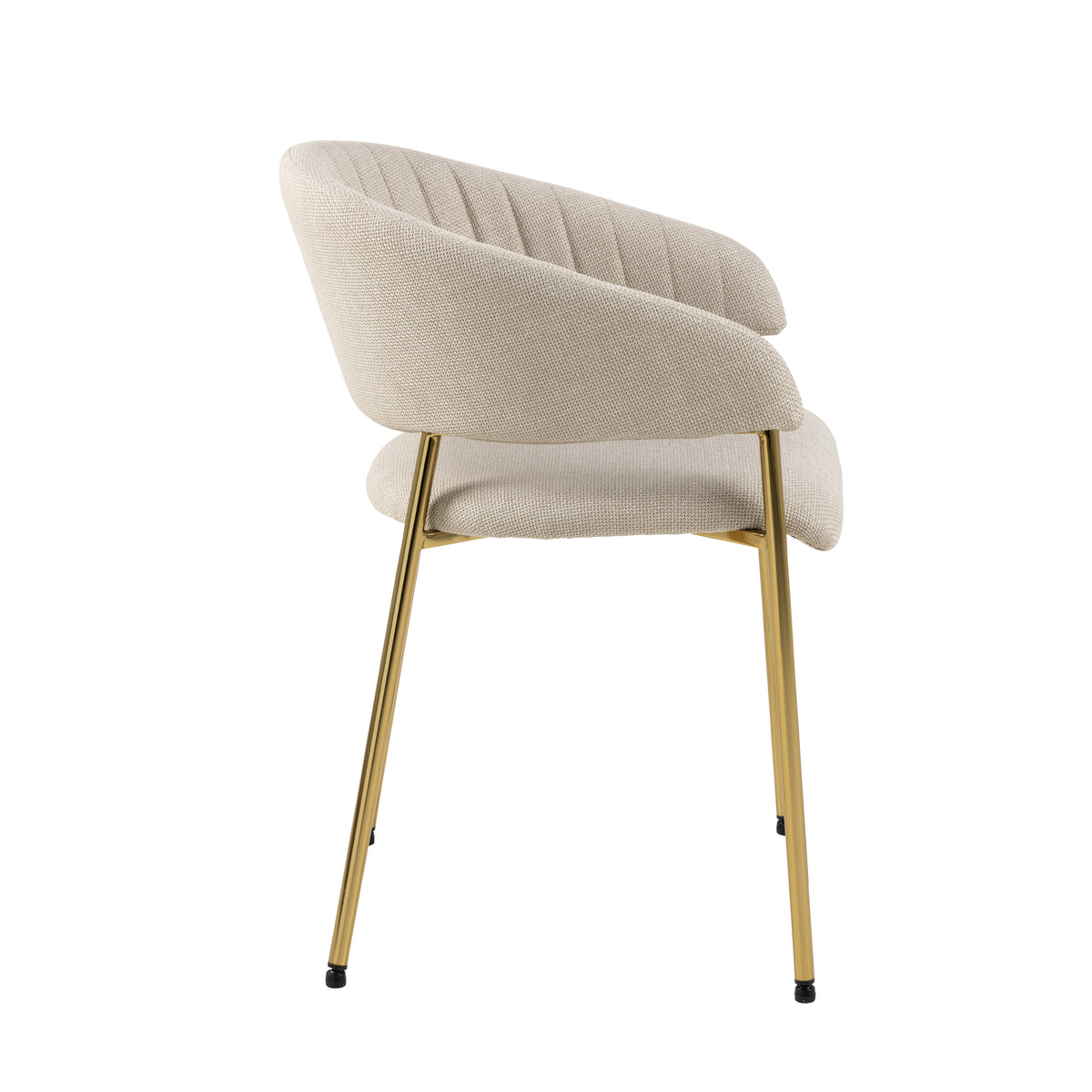 Vista laterale della sedia Brooke beige con schienale curvo e gambe dorate, ideale per arredamento moderno.