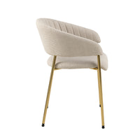 Vista laterale della sedia Brooke beige con schienale curvo e gambe dorate, ideale per arredamento moderno.