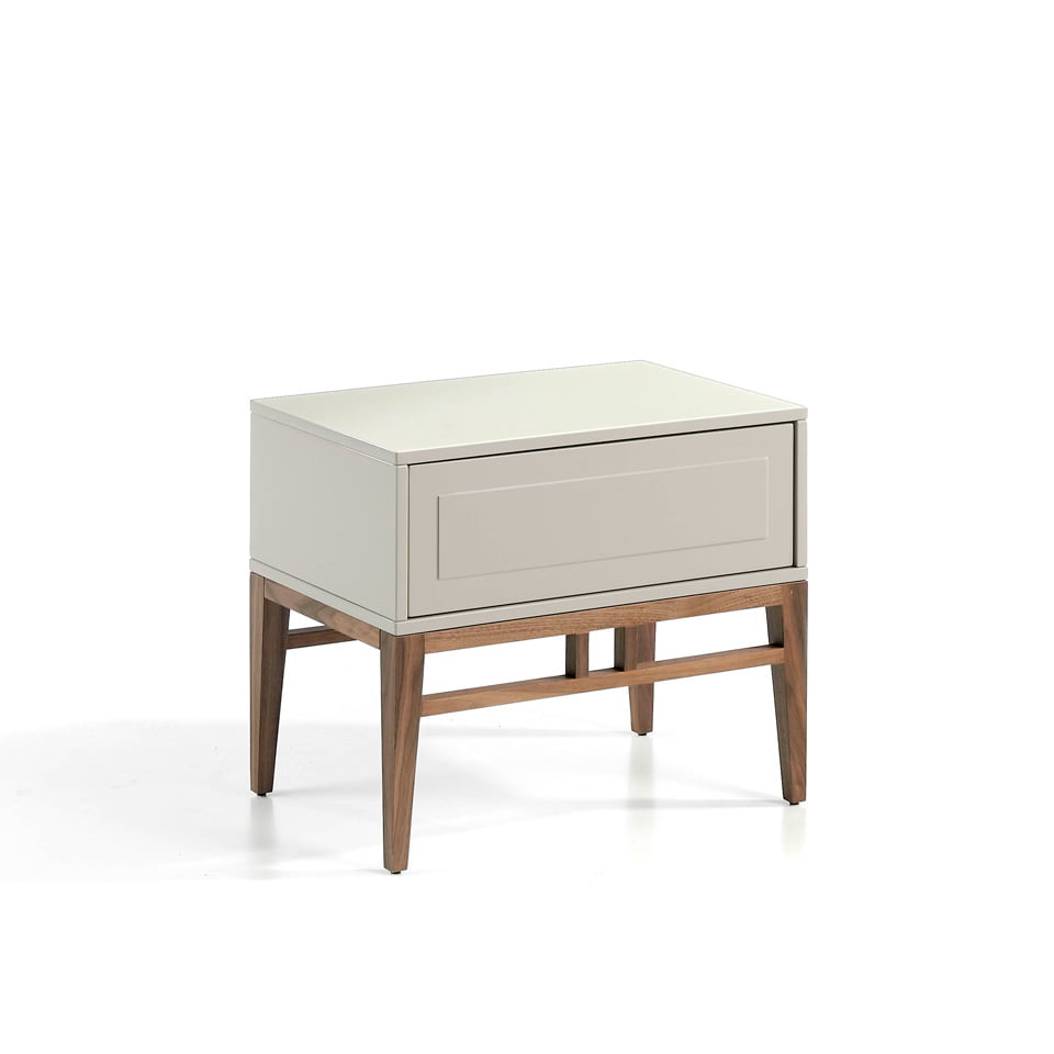 Scopri Comodino Mara, design moderno con gambe in legno noce e doppio cassetto push. Tenuta ordinata e stile in camera tua. Misure: 60x40x50 cm.