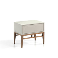 Scopri Comodino Mara, design moderno con gambe in legno noce e doppio cassetto push. Tenuta ordinata e stile in camera tua. Misure: 60x40x50 cm.