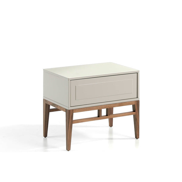 Scopri Comodino Mara, design moderno con gambe in legno noce e doppio cassetto push. Tenuta ordinata e stile in camera tua. Misure: 60x40x50 cm.
