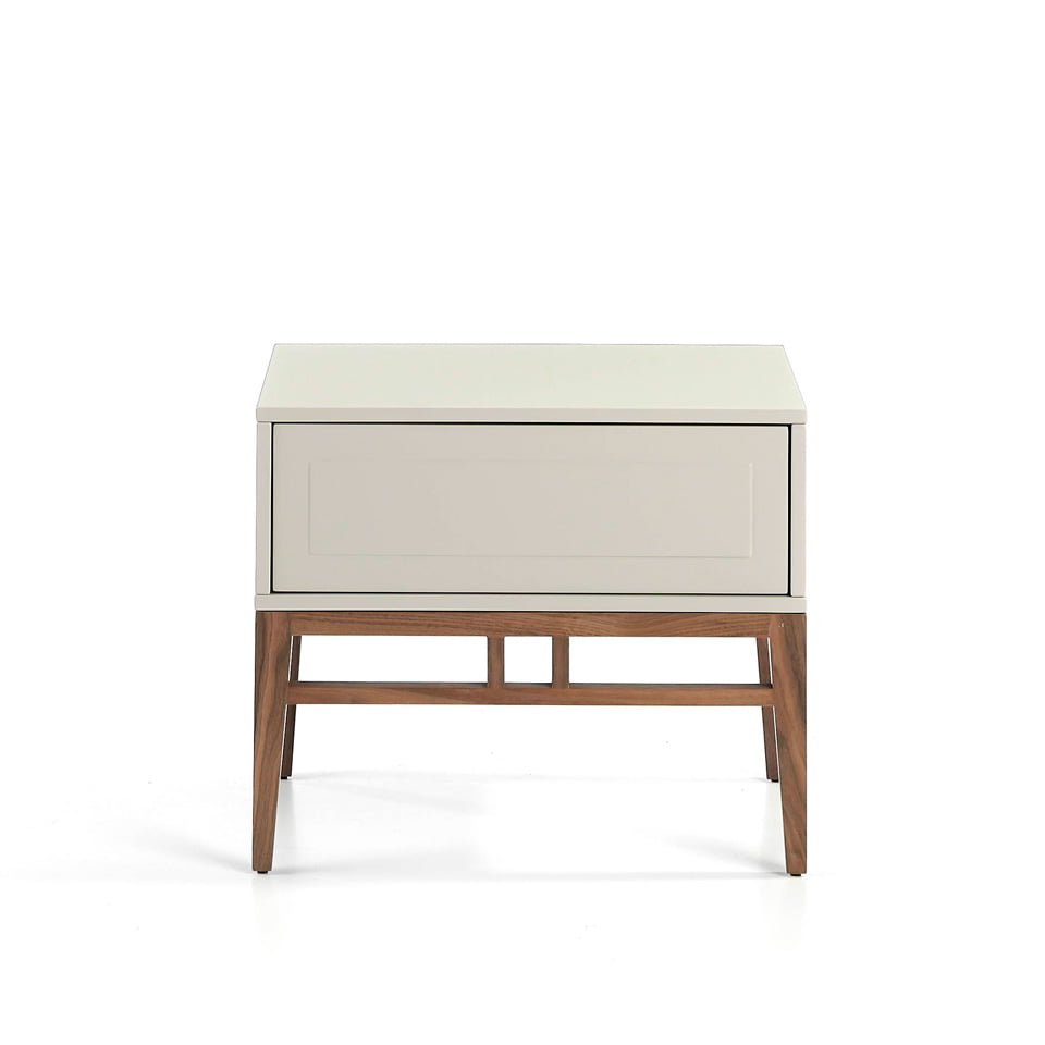 Scopri Comodino Mara, design moderno con gambe in legno noce e doppio cassetto push. Tenuta ordinata e stile in camera tua. Misure: 60x40x50 cm.