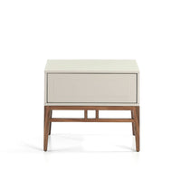 Scopri Comodino Mara, design moderno con gambe in legno noce e doppio cassetto push. Tenuta ordinata e stile in camera tua. Misure: 60x40x50 cm.