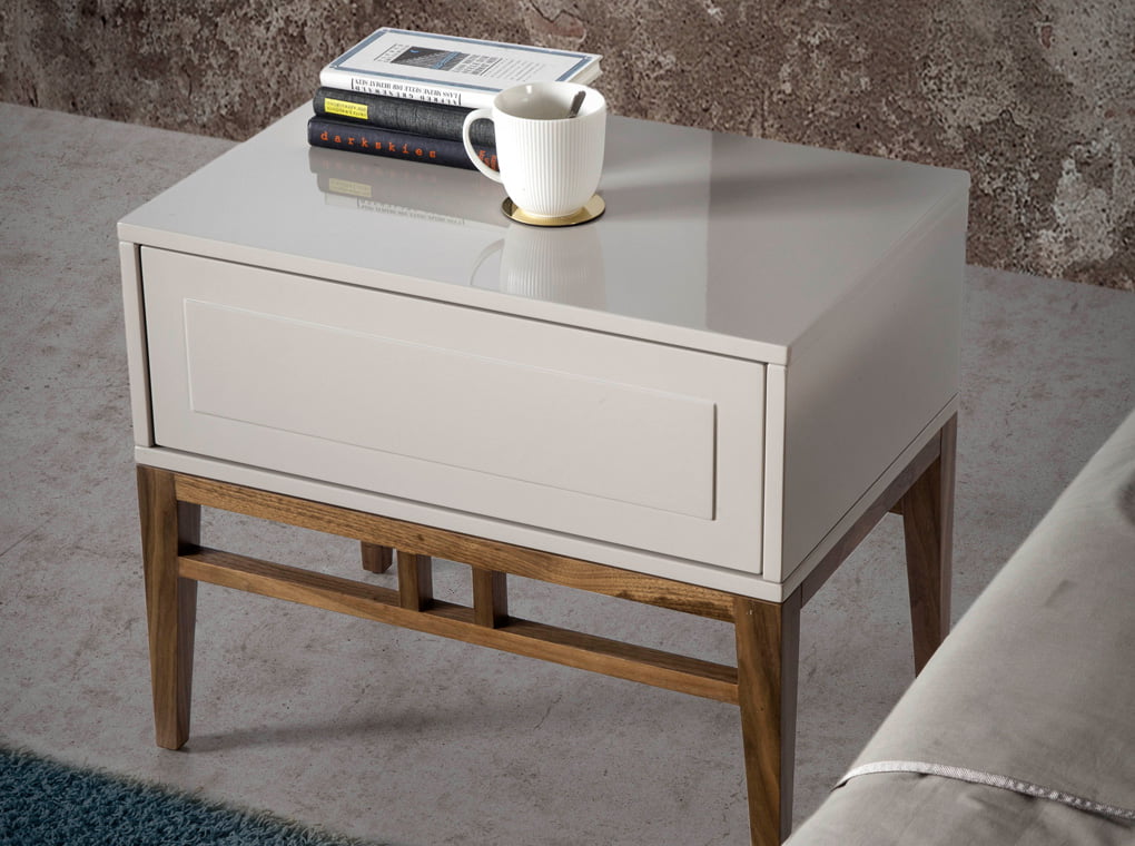 Scopri Comodino Mara, design moderno con gambe in legno noce e doppio cassetto push. Tenuta ordinata e stile in camera tua. Misure: 60x40x50 cm.