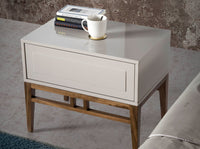 Scopri Comodino Mara, design moderno con gambe in legno noce e doppio cassetto push. Tenuta ordinata e stile in camera tua. Misure: 60x40x50 cm.