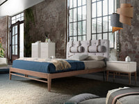 Scopri Comodino Mara, design moderno con gambe in legno noce e doppio cassetto push. Tenuta ordinata e stile in camera tua. Misure: 60x40x50 cm.