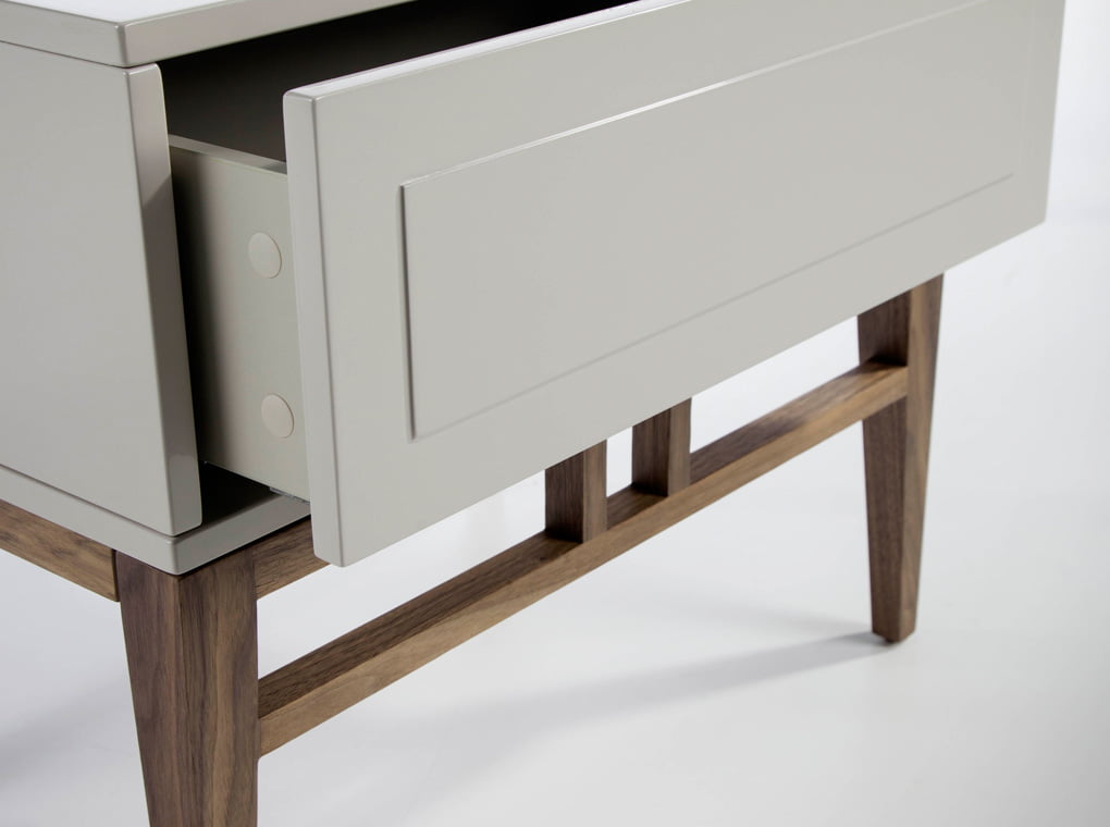 Scopri Comodino Mara, design moderno con gambe in legno noce e doppio cassetto push. Tenuta ordinata e stile in camera tua. Misure: 60x40x50 cm.
