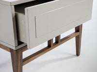 Scopri Comodino Mara, design moderno con gambe in legno noce e doppio cassetto push. Tenuta ordinata e stile in camera tua. Misure: 60x40x50 cm.