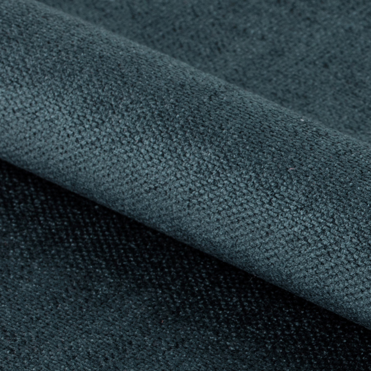 Dettaglio del tessuto verde scuro della sedia Brooke, con texture morbida e resistente per un tocco di eleganza.