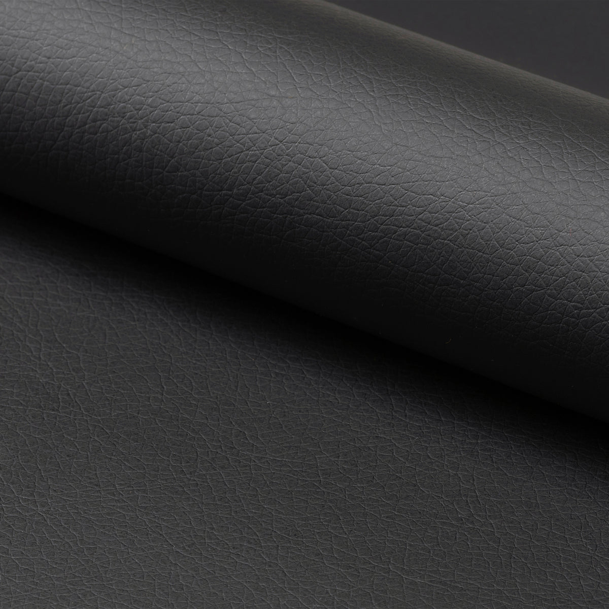 Dettaglio del rivestimento in ecopelle nera della sedia Arosa, texture elegante e resistente per un design raffinato.