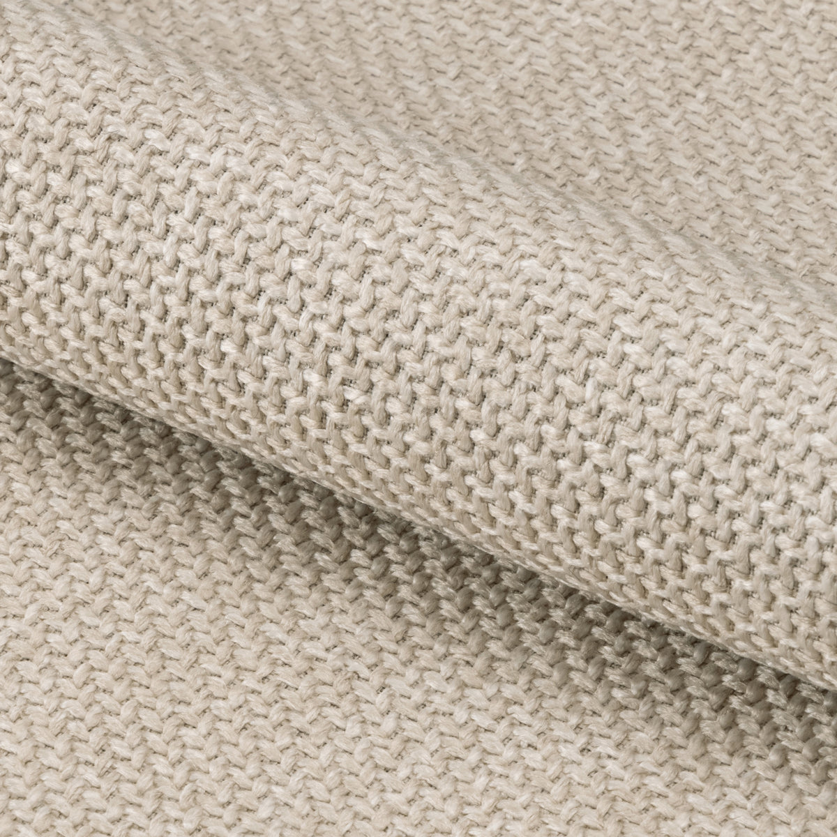 Dettaglio del tessuto beige della sedia Brooke, con trama raffinata e resistente per un look moderno e accogliente.