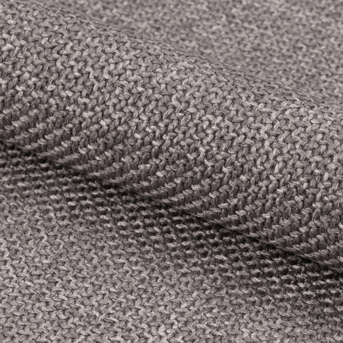 Dettaglio del tessuto grigio della Sedia Bella, trama resistente e di alta qualità per un tocco elegante.